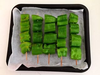 15、秘制烤辣椒,把辣椒串放入烤盘