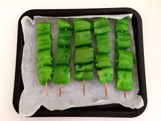 18、秘制烤辣椒,把烤盘取出来