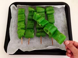 19、秘制烤辣椒,给辣椒串翻面