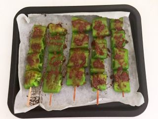 22、秘制烤辣椒,把辣椒串两面都刷一层秘制烧烤酱