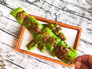 25、秘制烤辣椒,翠绿的尖椒带着蘸着秘制的烧烤酱，口感清脆，香辣适宜，非常好吃~