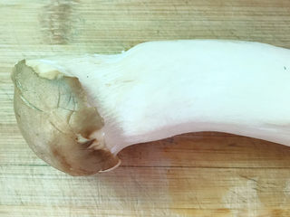 1、杏鲍菇炒鸡蛋,洗干净杏鲍菇