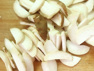 2、杏鲍菇炒鸡蛋,对半切开后切成片