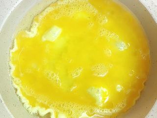 8、杏鲍菇炒鸡蛋,倒入蛋液