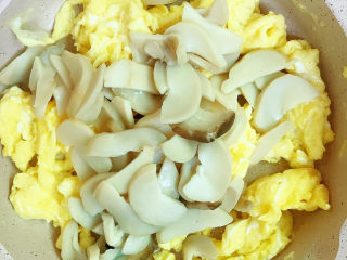 11、杏鲍菇炒鸡蛋,倒入杏鲍菇