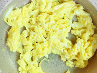 10、杏鲍菇炒鸡蛋,至凝固