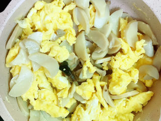 12、杏鲍菇炒鸡蛋,翻炒