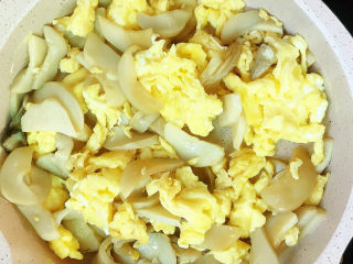 13、杏鲍菇炒鸡蛋,放酱油