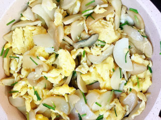 15、杏鲍菇炒鸡蛋,拌匀即可出锅