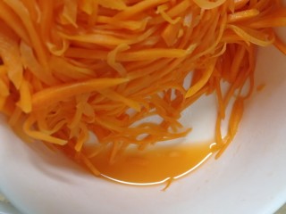 5、炸胡萝卜丸子,腌制15分钟，会出来一些水份，控掉水份。。