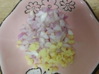 6、炸胡萝卜丸子,小圆葱和姜片切碎，放入胡萝卜丝里。