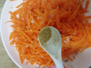 8、炸胡萝卜丸子,放入少许十三香，拌匀。