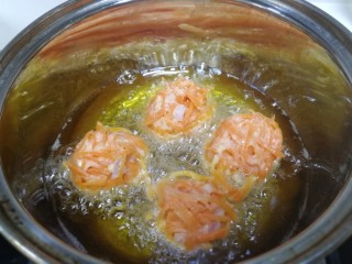 12、炸胡萝卜丸子,中小火油温3成热，放入胡萝卜丸子。（团成丸子）