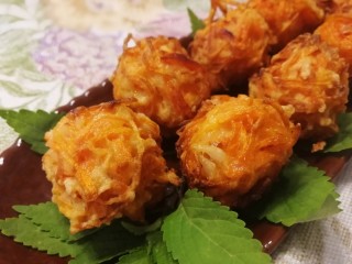 17、炸胡萝卜丸子,外焦里嫩，自带淡淡的甜味。