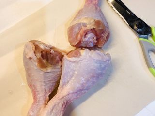 1、农家小炒鸡,准备三个鸡腿洗干净、沥干