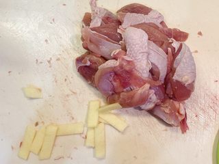2、农家小炒鸡,去骨，切块，3片姜切片