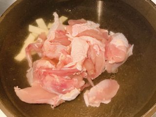 3、农家小炒鸡,冷水下锅，把姜、鸡、料酒、放入锅中、煮开后捞出来待用