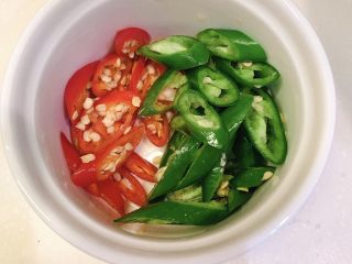 4、农家小炒鸡,红辣椒、青辣椒切片待用