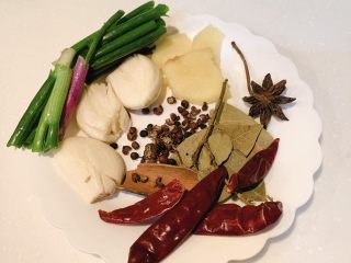 5、农家小炒鸡,葱切段，姜切片，蒜拍扁、准备好花椒、八角、香叶、干红辣椒、桂皮待用