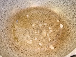 6、农家小炒鸡,冷锅热油，中小火放入少许冰糖