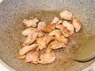 8、农家小炒鸡,放入鸡翻炒上糖色