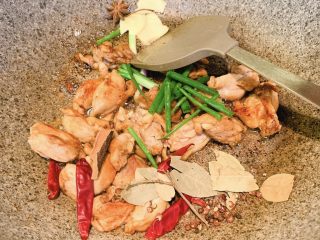 9、农家小炒鸡,放入葱、姜，花椒、蒜、香叶、桂皮、八角、干辣椒翻炒均匀