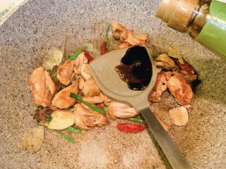 10、农家小炒鸡,放入一勺生抽、一勺蚝油、翻炒上色