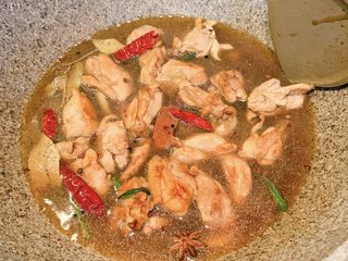 11、农家小炒鸡,加入4杯水、盖上锅盖、中小火焖20分钟