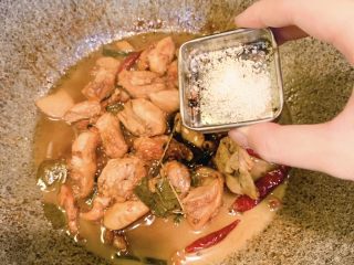 12、农家小炒鸡,撒入适量、糖、盐、鸡精、翻炒均匀