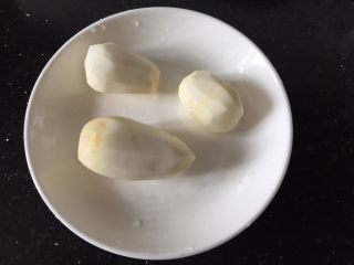 2、翻沙芋头,芋头去皮