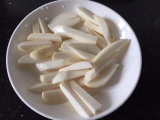 3、翻沙芋头,芋头切条