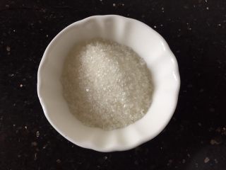 5、翻沙芋头,准备适量的白糖