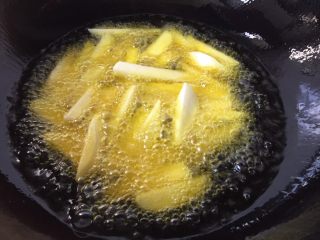 7、翻沙芋头,加入芋头小火慢炸