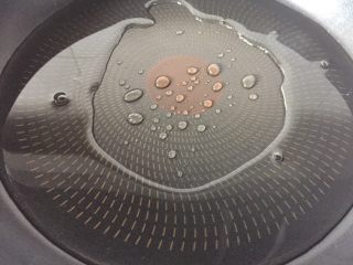 9、翻沙芋头,锅里加入适量的清水