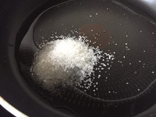 10、翻沙芋头,加入适量的白糖