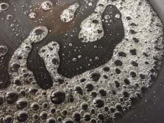 11、翻沙芋头,一直不停搅拌变色，冒大泡