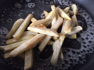 12、翻沙芋头,倒入芋头