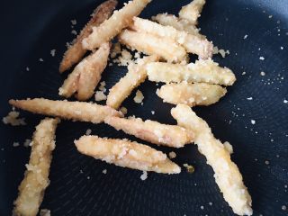 13、翻沙芋头,搅拌至起沙挂满糖沙