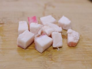 1、宫保鸡丁(最正宗最讲究的做法),(因为需要猪油，我顺便写上猪油的做法。)首先把猪板油切小块。