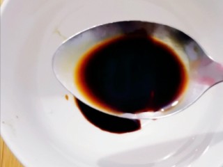 3、蒜蓉粉丝蒸金针菇,碗里加入三小勺生抽