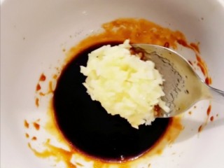 6、蒜蓉粉丝蒸金针菇,放入蒜末