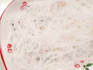 8、蒜蓉粉丝蒸金针菇,粉丝用凉水提前泡二十分钟，把粉丝捞出来，薄薄放上一层粉丝
