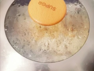 11、蒜蓉粉丝蒸金针菇,上锅蒸，大火烧开，蒸八分钟