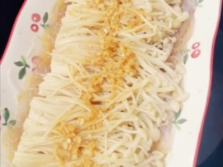 12、蒜蓉粉丝蒸金针菇,蒸好的蒜蓉粉丝金针菇