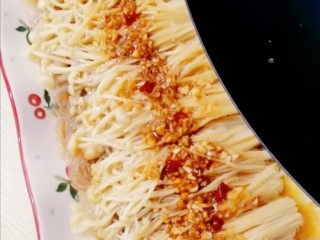 13、蒜蓉粉丝蒸金针菇,锅倒掉水，锅烧热，放入一大勺食用油烧开，浇在金针菇上即可