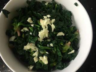 4、菠菜拌花生米,加入大蒜头