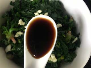 5、菠菜拌花生米,加入2勺陈醋