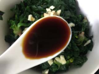 6、菠菜拌花生米,加入2勺生抽