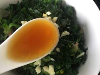 9、菠菜拌花生米,加入一勺芝麻香油