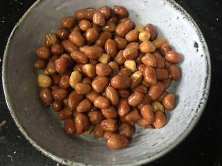 10、菠菜拌花生米,花生清洗干净,锅里放入适量的油,小火炒至略黄,然后冷却